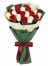 Букет Микс из красных и белых роз в Щельпино
