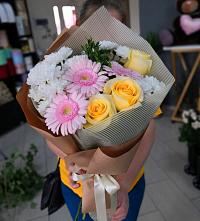 Букет цветов из:  Герберы, Розы и Хризантемы в Щельпино