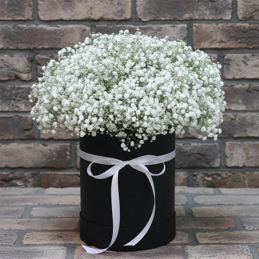 Цветочная композиция из Гипсофила в шляпной коробке в Щельпино