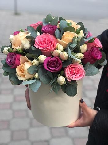Цветочная композиция из Розы в шляпной коробке в Щельпино