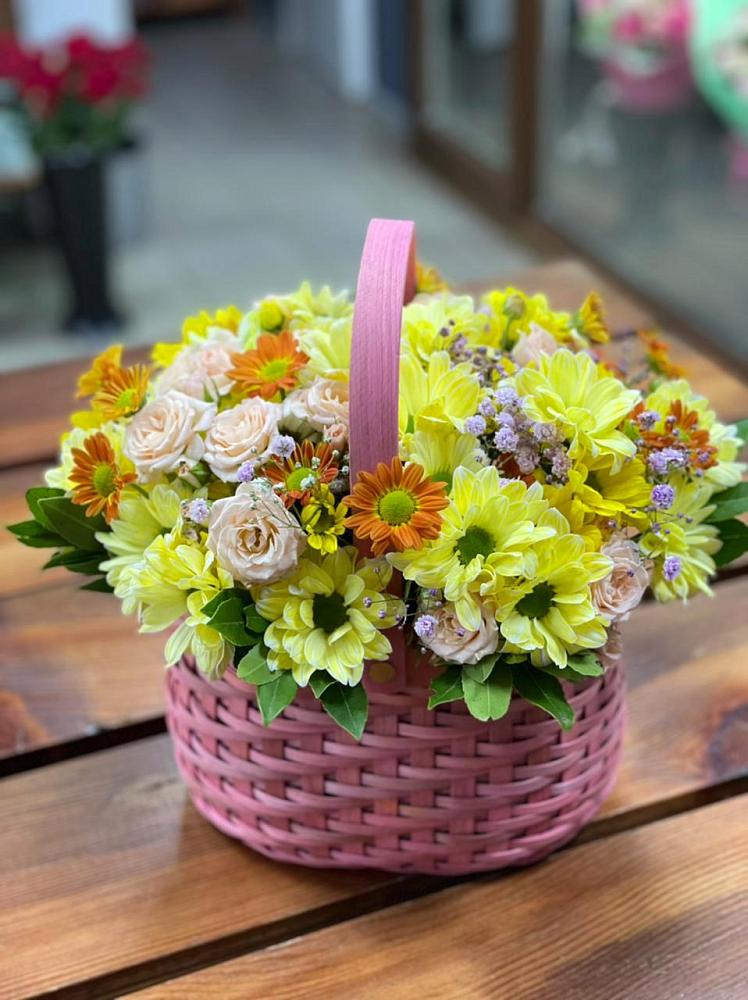 Цветочная композиция из Хризантемы и Розы в корзине в Щельпино