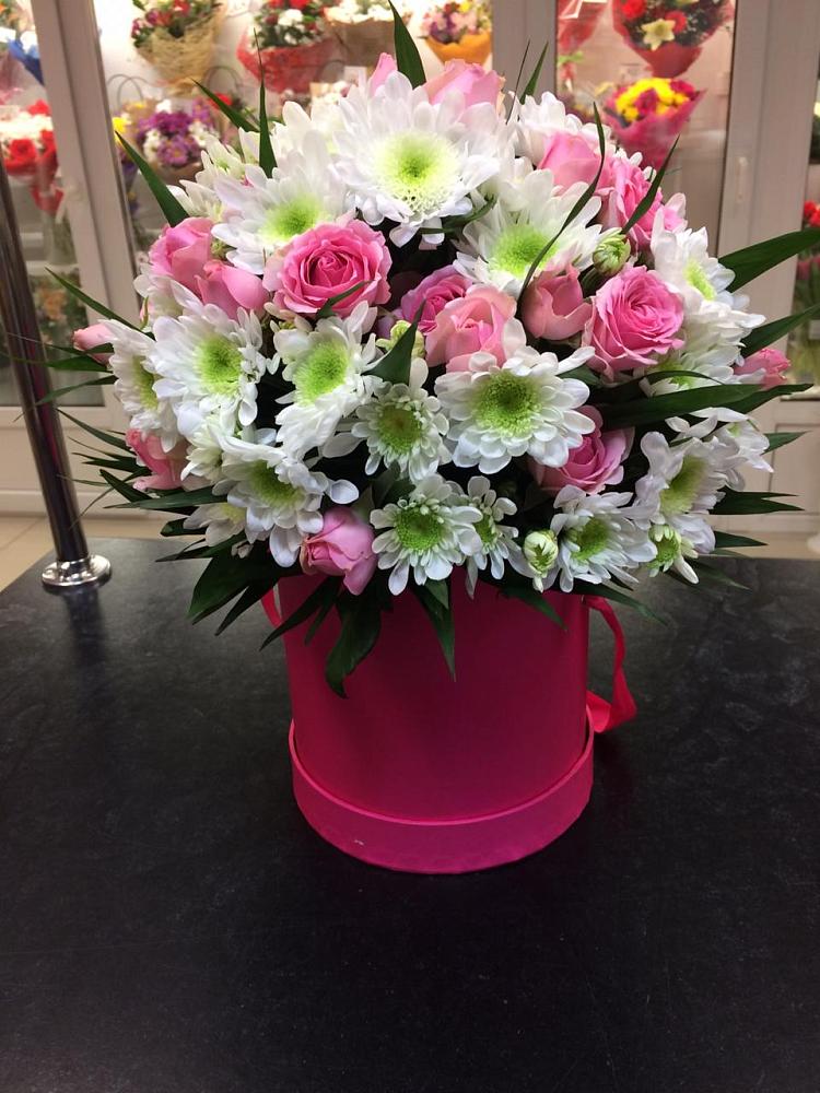 Цветочная композиция из Розы и Хризантемы в шляпной коробке в Щельпино