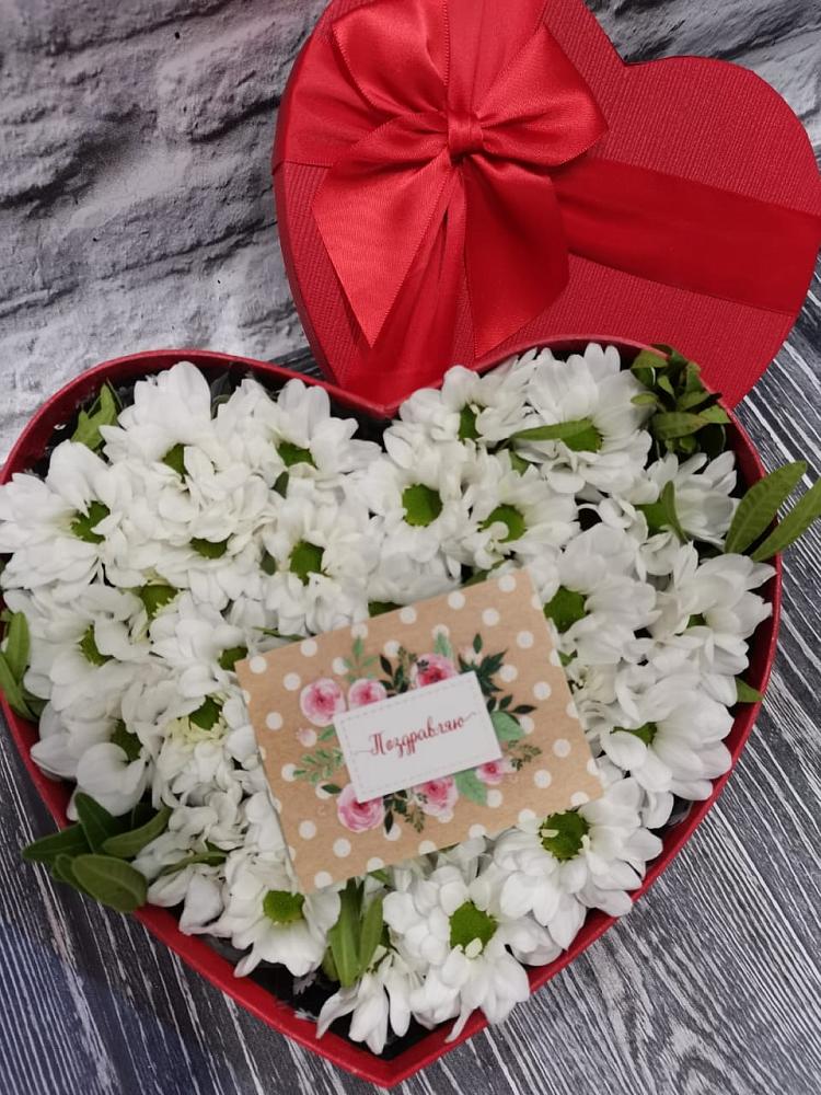 Цветочная композиция из Хризантемы в виде сердца в Щельпино