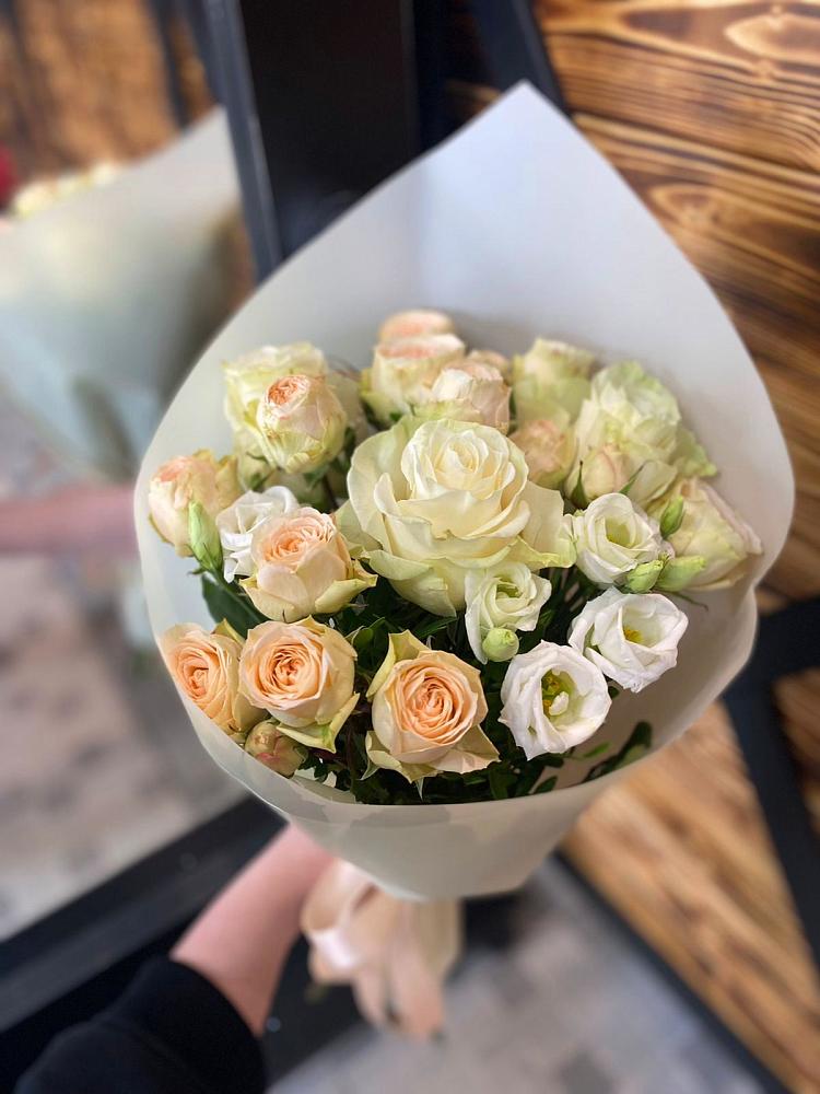 Букет цветов из: Розы и Лизиантусы в Щельпино